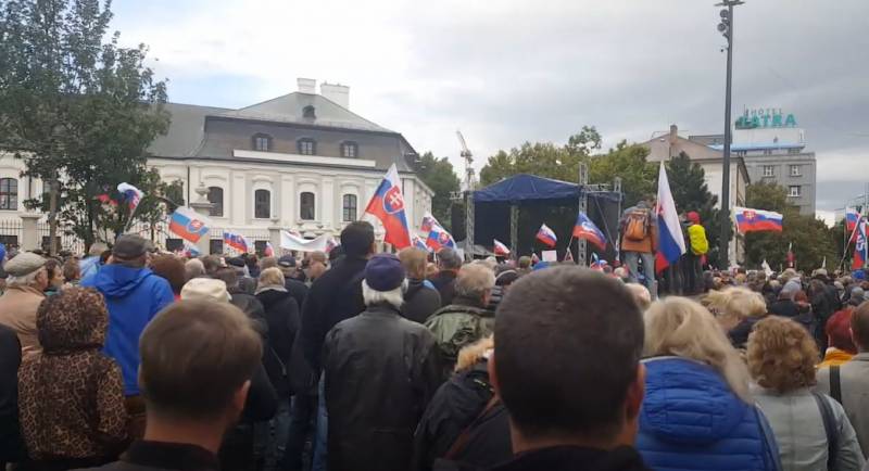 На многотысячном митинге в столице Словакии потребовали референдума по вопросу досрочной отставки правительства