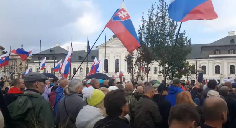 在斯洛伐克首都的一次集会上，他们要求就政府提前辞职进行公投