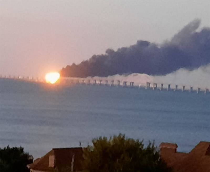 В сети появились кадры с возгоранием на одном из участков Крымского моста