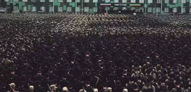 Рамзан Кадыров опубликовал кадры с десятками тысяч бойцов в Чечне с титром «На Киев»