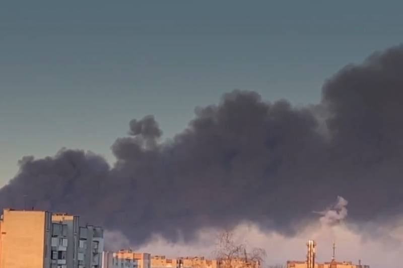 После российских «прилётов» в небе над Львовом наблюдается облако чёрного дыма