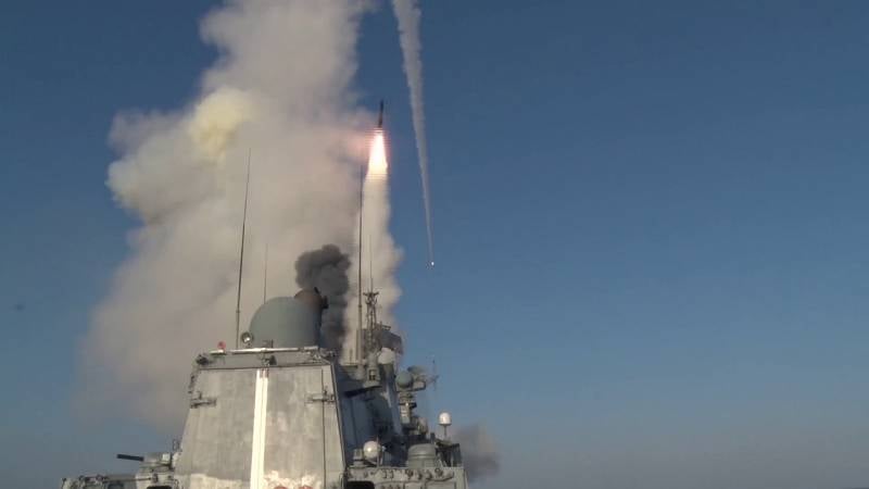 Очевидец заснял момент попытки четырьмя ракетами ПВО сбить российскую ракету «Калибр»