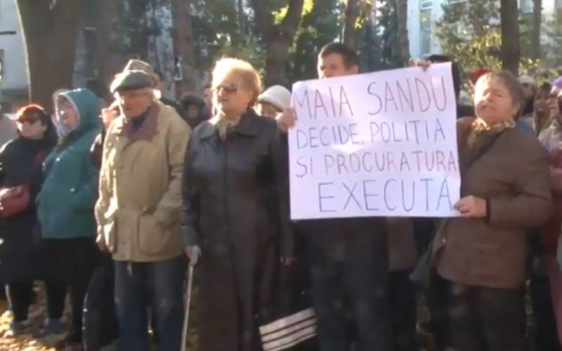 «Коридор позора» устроили для парламентариев протестующие в Кишинёве