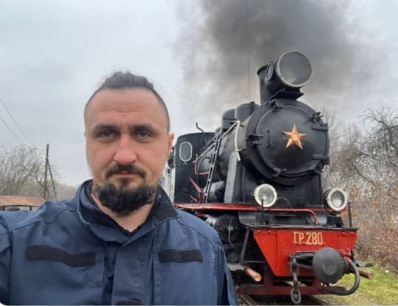 这家国有公司的负责人宣布了乌克兰铁路的替代计划，在蒸汽机车的背景下被拍到