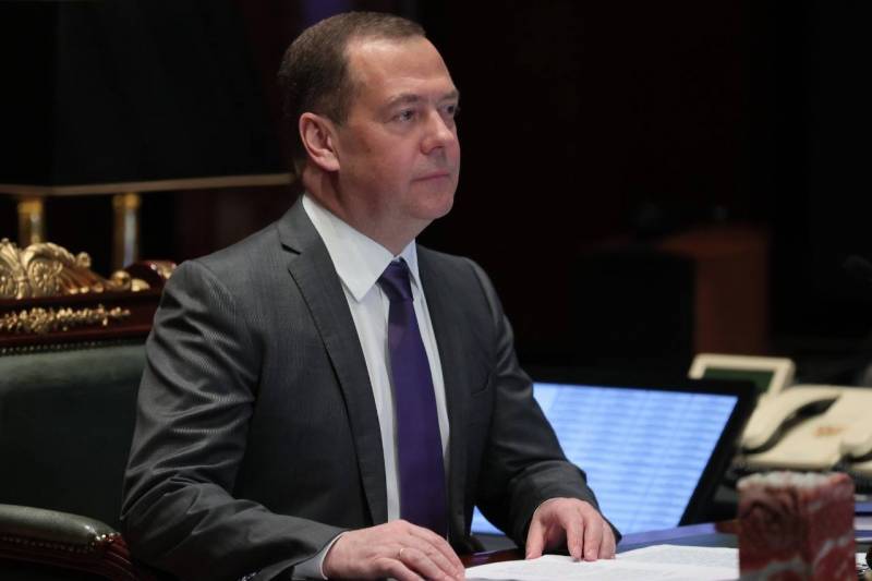 Медведев: Россия в одиночку сражается с западным миром, выстраивая новый равноправный миропорядок