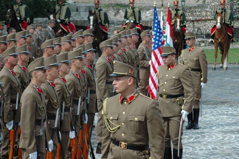 Министр обороны Венгрии заявил о полной оперативной готовности группировки НАТО в стране