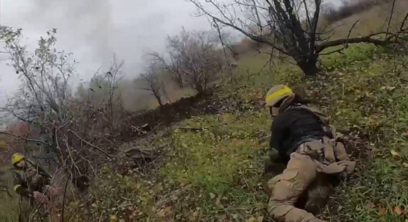 Entrez, incapable de combattre: Des militants ukrainiens près d'Artyomovsk tentent d'attaquer, mais sous le feu de l'artillerie russe