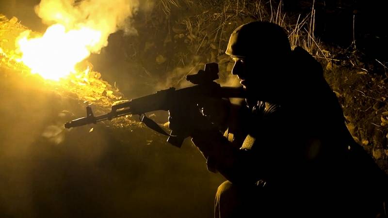 El trabajo de combate se lleva a cabo durante todo el día.: imágenes de la derrota de las tropas de las Fuerzas Armadas de Ucrania en la noche