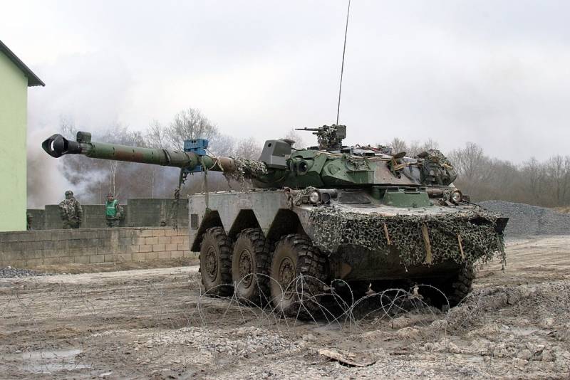 Президент Франции пообещал передать Украине легкие колесные танки AMX-10RC