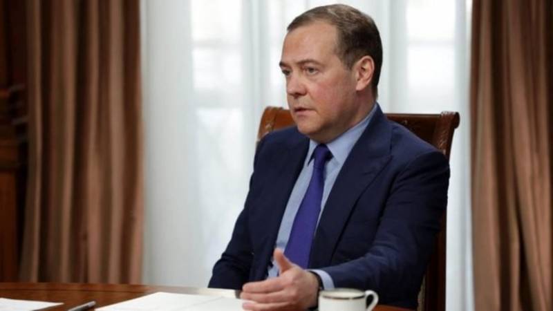 Медведев: Киев отверг жест христианского милосердия по объявлению рождественского перемирия