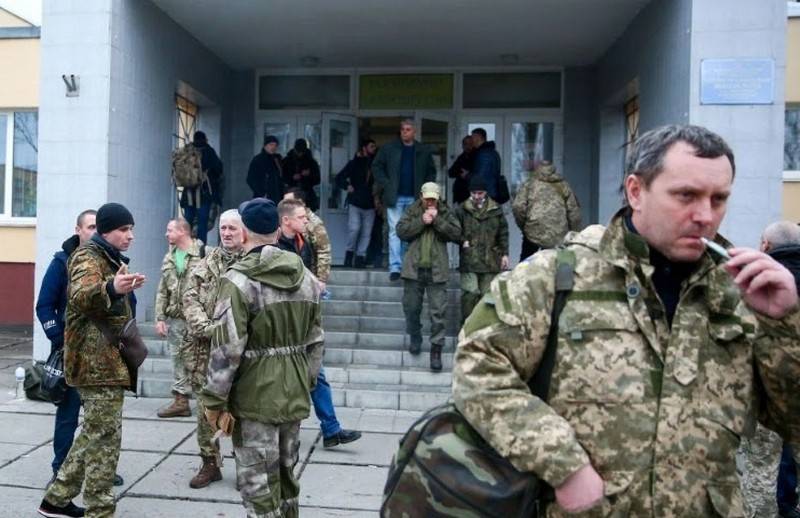Сбежавшие в Польшу от мобилизации украинские мужчины начали получать повестки