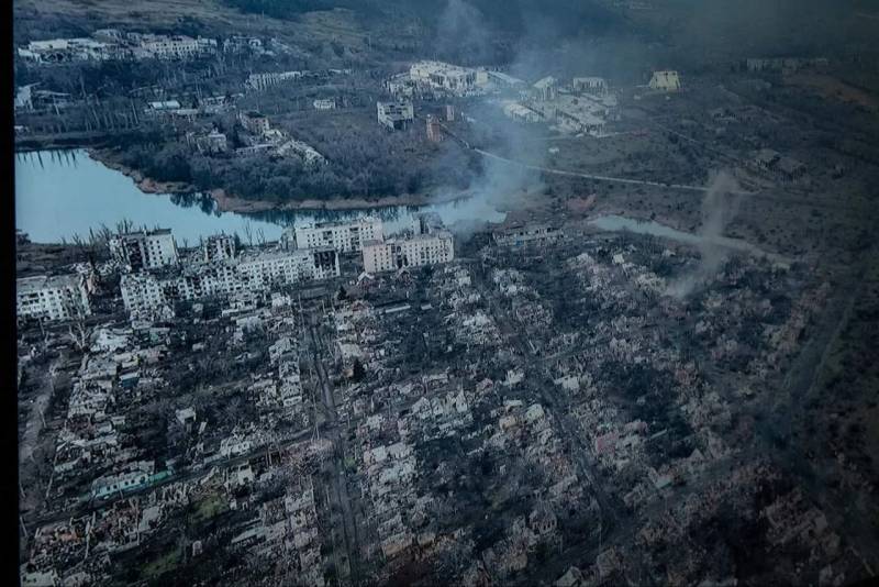 oficial ucraniano: Las tropas rusas ya controlan más de un tercio del territorio de Bajmut