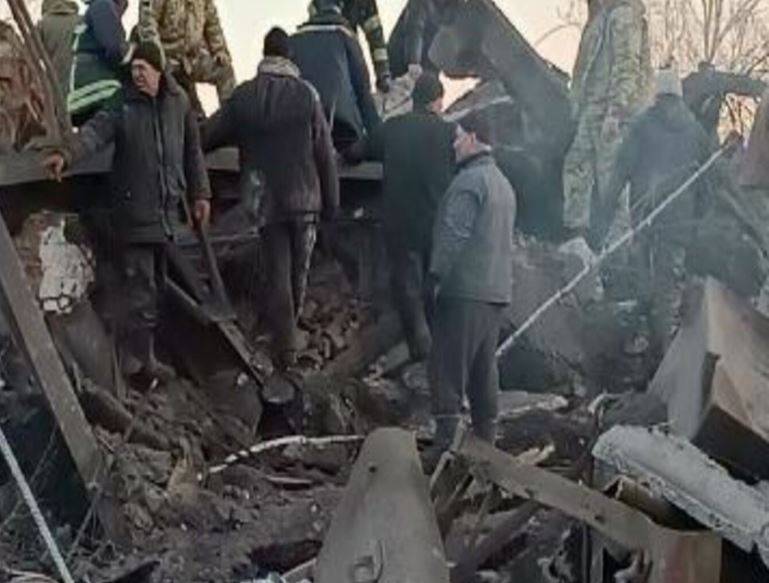 Los medios ucranianos mostraron las consecuencias de un ataque aéreo ruso en una instalación industrial en la región de Chernihiv