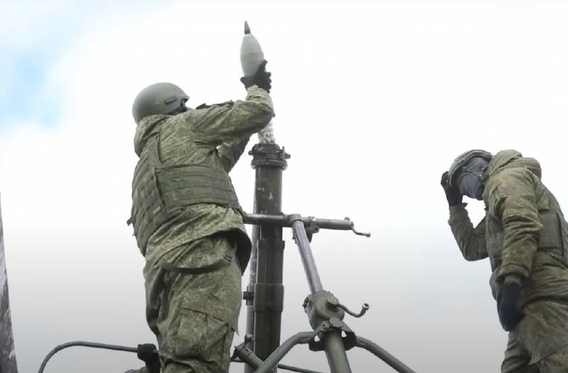 Les troupes russes attaquent près du village de Krasnoye près de la route d'Artemovsk à Konstantinovka
