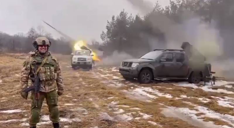 Украинские военные показали батарейный огонь РСЗО на базе внедорожников