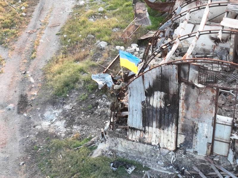 Украинское командование: Российские бомбардировщики Су-24М сбросили авиабомбы на остров Змеиный