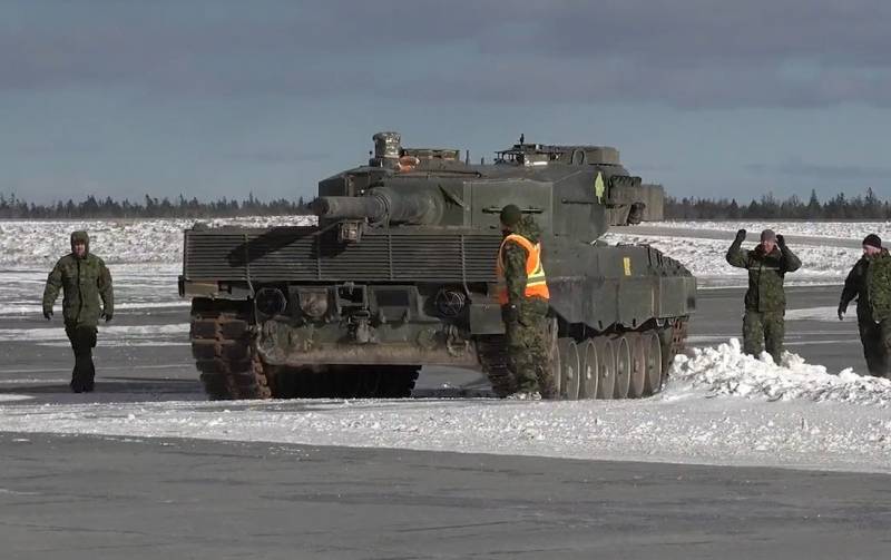 加拿大空军军用运输机向波兰运送第一辆豹式坦克 2 乌克兰