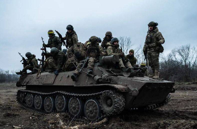 军事记者报道了乌克兰武装部队士兵试图从 LPR Makeevka 附近的阵地逃跑的情况