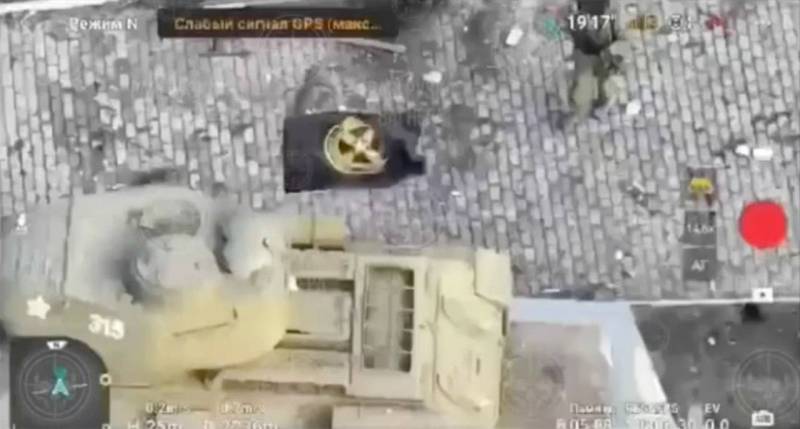Американский канал: ЧВК Вагнер» взяла восточную часть Бахмута, сбросив украинский флаг с памятника танку Т-34