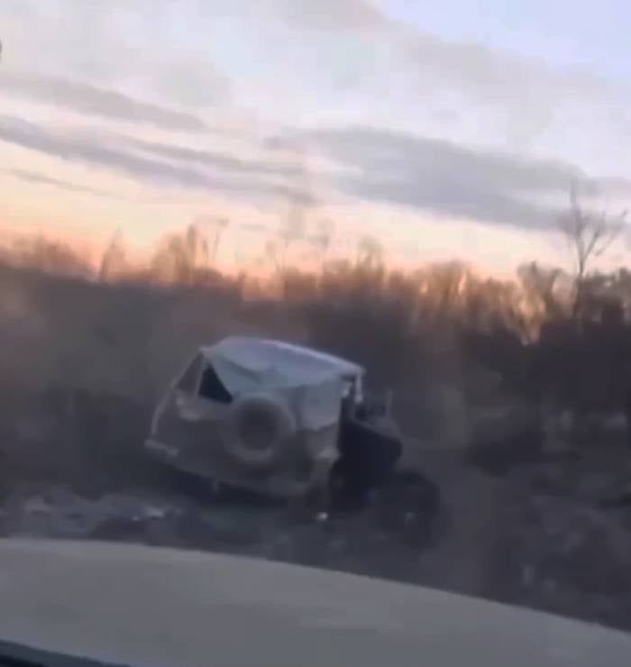 Украинские военные показали десятки разбитых автомобилей своих «побратимов» на последней контролируемой ВСУ дороге из Бахмута