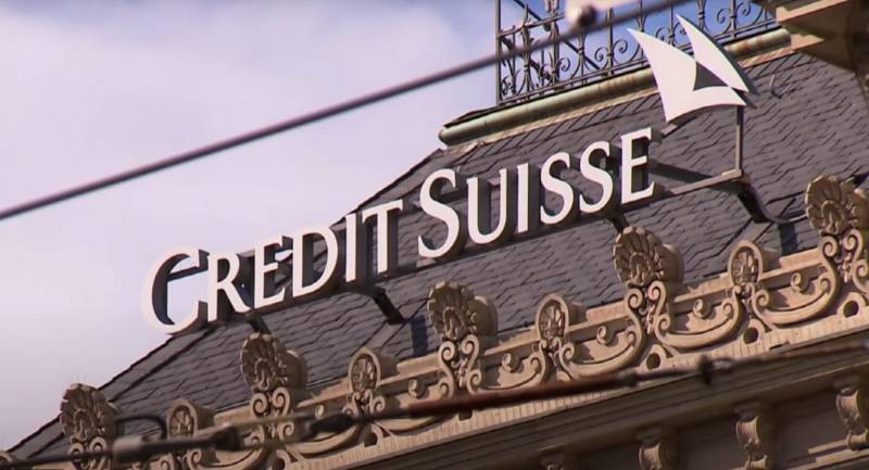 На фоне нового рекордного падения акций Credit Suisse чиновники США и Британии заявили об одобрении мер по поглощению швейцарского банка