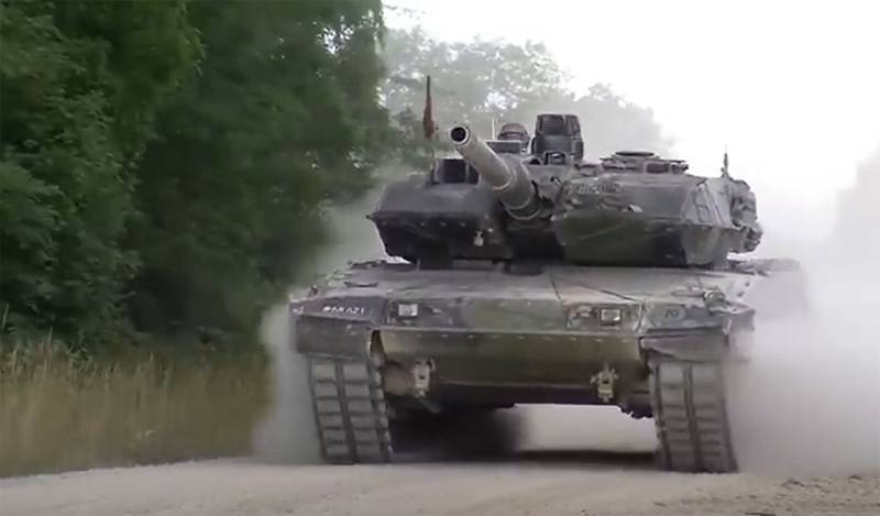 général allemand: Lors d'un entraînement sur un terrain d'entraînement en Allemagne, des équipages de chars ukrainiens entraînés frappent 8 cibles sur 10 à une distance allant jusqu'à 2 kilomètres