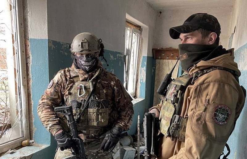 Combattants PMC «wagner» contrôle établi sur le marché et un certain nombre de bâtiments administratifs à Artyomovsk