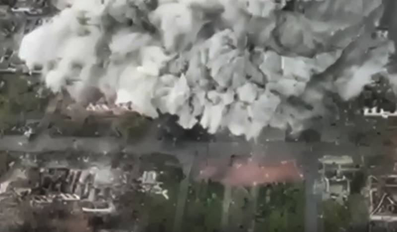Появились кадры с мощным взрывом в Артёмовске
