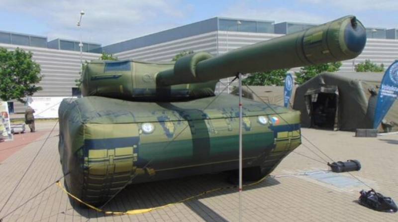 运往乌克兰的豹2A4坦克充气模型