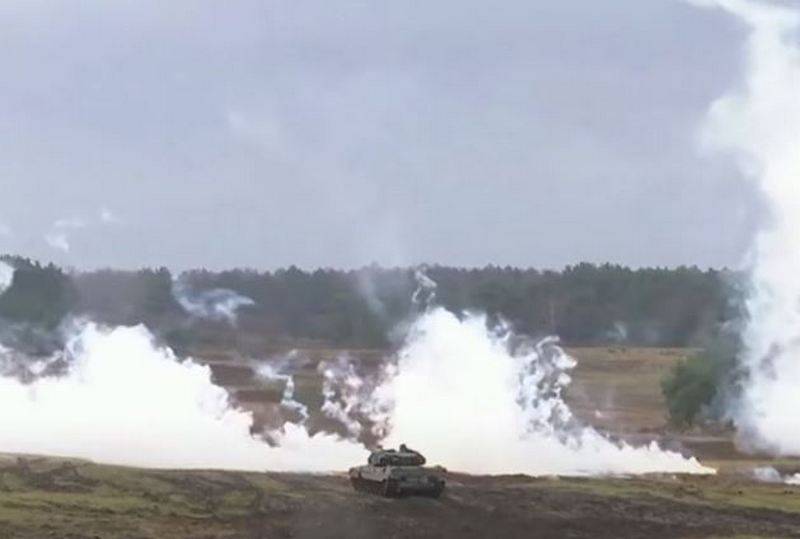 俄罗斯军委: Украинский танкист случайным выстрелом уничтожил два танка «豹2», 在列中移动