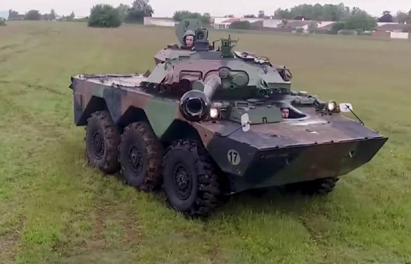 电报频道: 俄罗斯战士缴获了乌克兰武装部队两辆完好无损的法国 AMX-10RC 轮式坦克