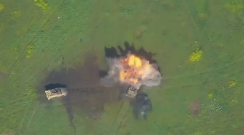 Des images de la détonation du véhicule blindé américain Oshkosh M-ATV des Forces armées ukrainiennes dans un champ de mines sont montrées