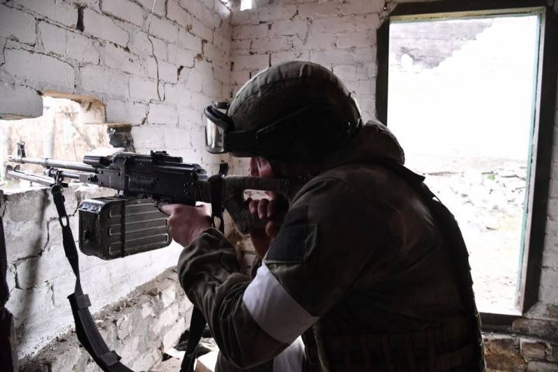 俄罗斯军队设法在 Novaya Tavolzhanka 地区封锁了乌克兰武装部队的 DRG, 有一场战斗