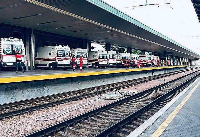 Hay muchos autos en Kiev. «Ambulancia» condujo directamente a la plataforma del tren. estación esperando la llegada de un tren con heridos graves