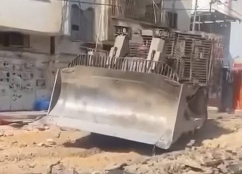 Израильская армия использует бульдозеры Caterpillar D9 для расчистки территорий от мин