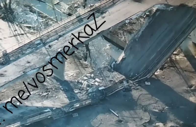 Результат удара ОТРК «Искандер» по Антоновскому мосту, под которым прятались боевики ВСУ, попал в кадр