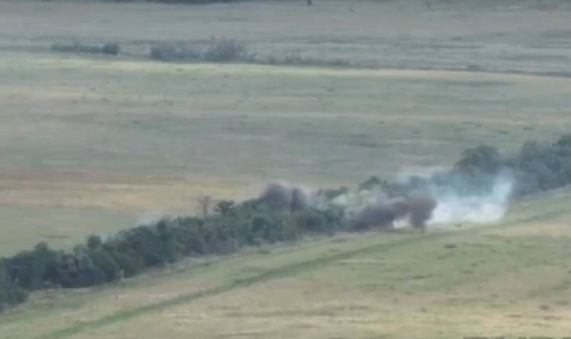 Появились кадры уничтожения артиллерийским ударом скрытой позиции бронетехники ВСУ