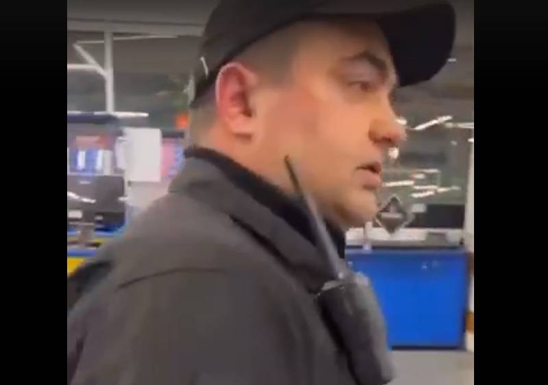 En Jarkov, un guardia de seguridad de un supermercado aconsejó a una agresiva periodista ucraniana que se quitara la sartén de la cabeza.