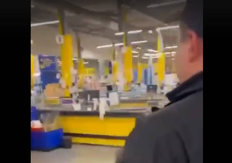 À Kharkov, un agent de sécurité d'un supermarché a conseillé à une journaliste ukrainienne agressive de retirer la casserole de sa tête.