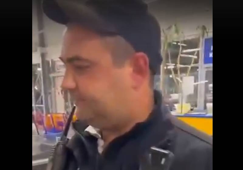 En Jarkov, un guardia de seguridad de un supermercado aconsejó a una agresiva periodista ucraniana que se quitara la sartén de la cabeza.