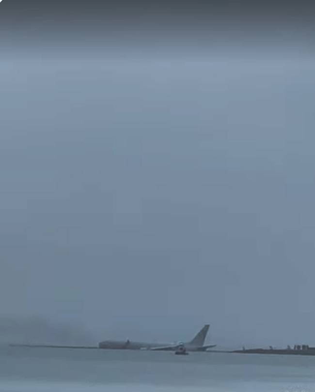在夏威夷，一架美国P-8海神反潜机从机场滑落，坠入大海。