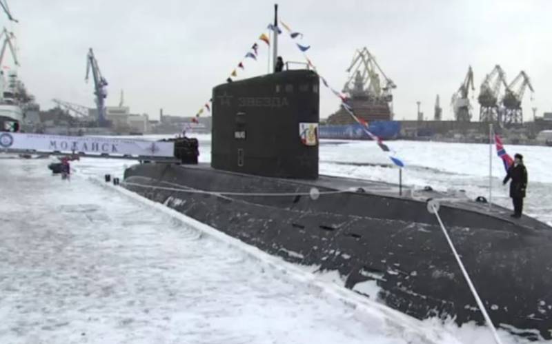 Sur le quatrième sous-marin diesel-électrique de série construit pour la flotte du Pacifique «Mojaïsk» Le drapeau de Saint-André est hissé