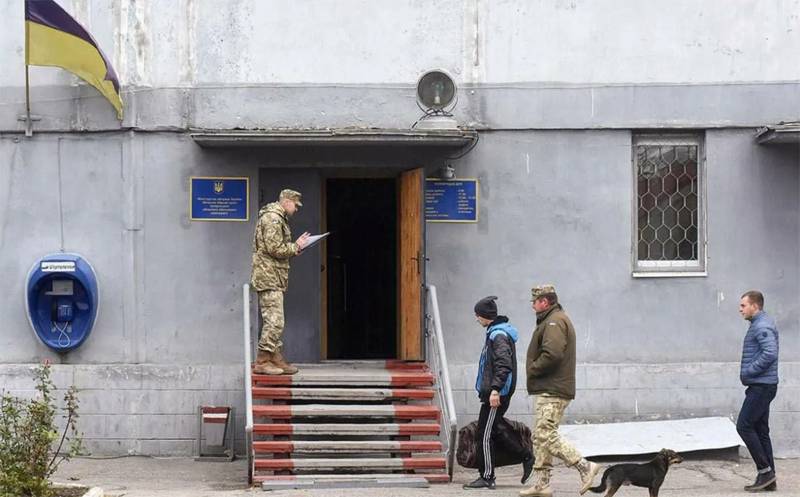 Les autorités ukrainiennes se tournent vers la pratique de la remise à domicile des convocations à la mobilisation