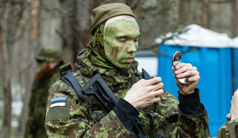 Боевой раскрас и занятия стрельбой: британская пресса рассказала, как эстонские добровольцы готовятся отражать «нападение России»