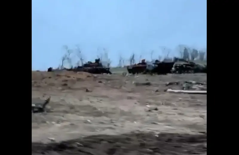 Опубликованы кадры усеянной подбитой военной техникой ВСУ дороги в районе Работино