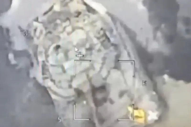 Опубликованы новые кадры боестолкновений на границе Украины и РФ с ударом российского дрона по боевикам