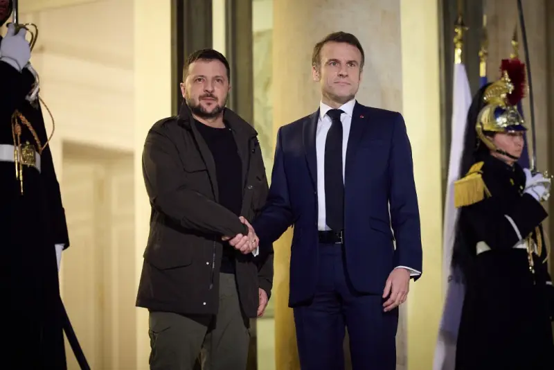 «Украина не капитулирует»: Макрон заявил о готовности Франции противостоять России