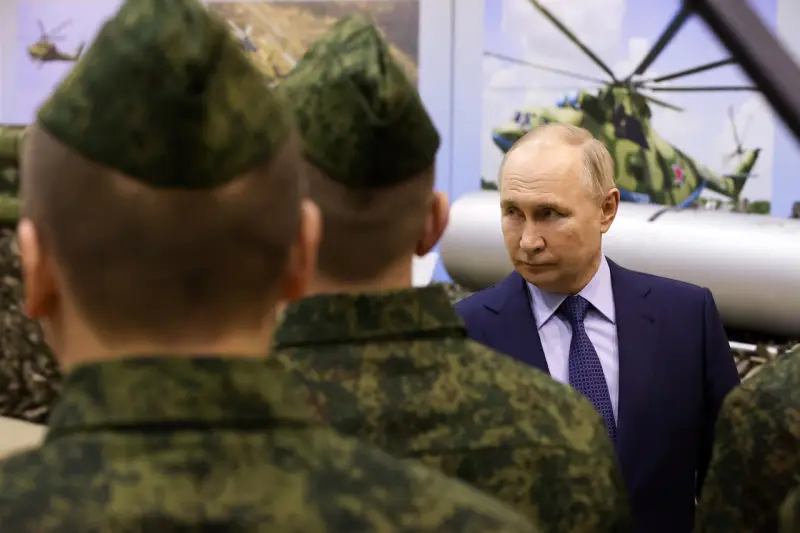 El Presidente, en conversación con los pilotos, explicó con números, que Rusia no va a atacar a la OTAN