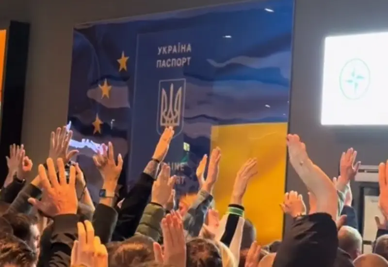 Ucranianos en el centro de pasaportes de Varsovia: El gobierno nos ha puesto en una situación desesperada.