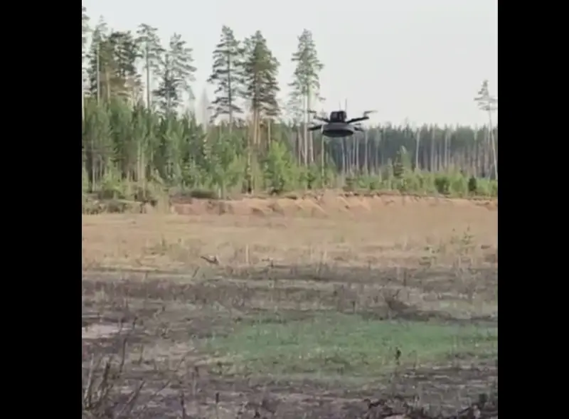 Опубликованы кадры испытательного полёта российского FPV-дрона с боевой частью в виде противотанковой мины ТМ-62